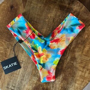 Skatie Mandi Bikini Bottom
